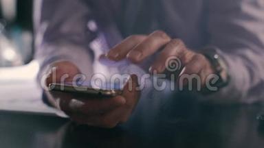 特写双手握住智能手机，男人用手机连接在线应用程序，软焦点